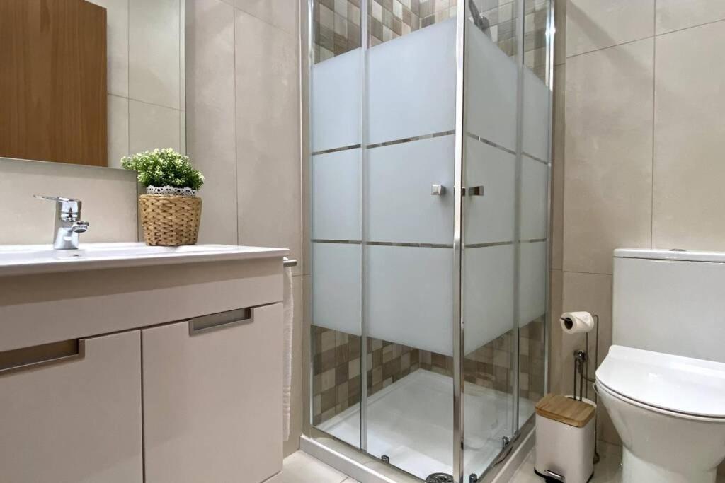 Modern In Center Apartment