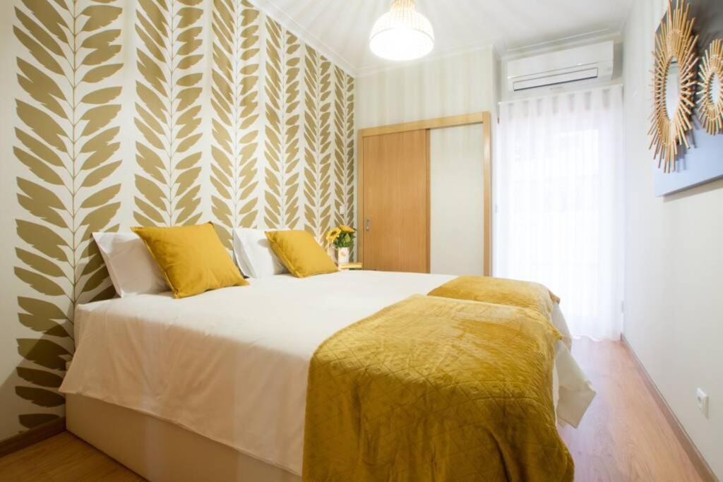 Modern In Center Apartment *