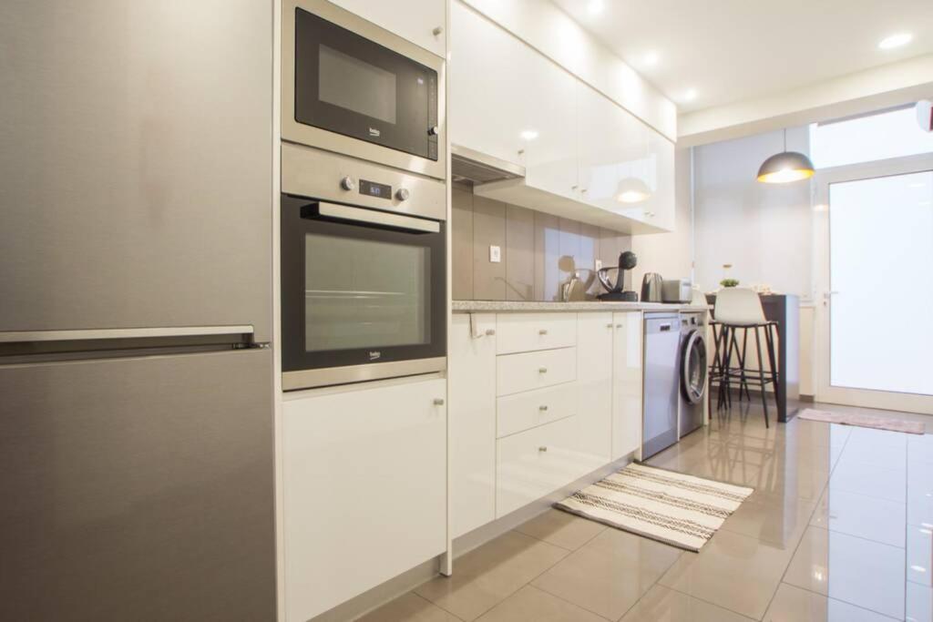 Modern In Center Apartment