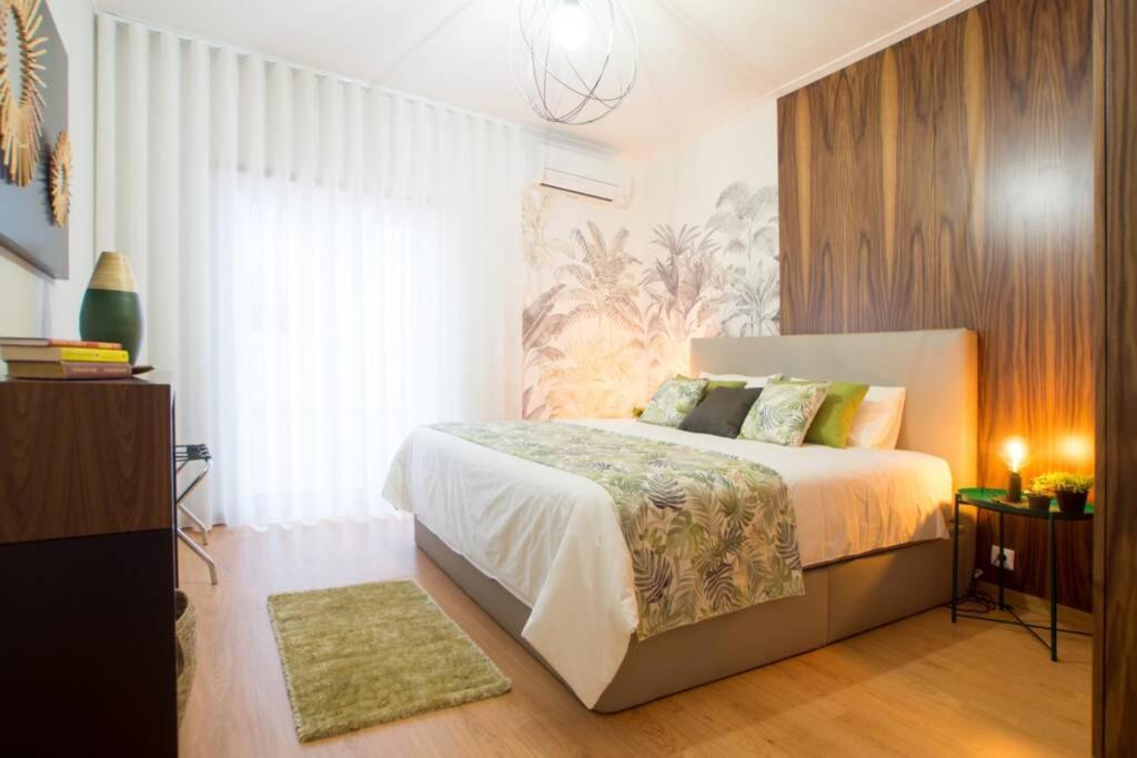 Modern In Center Apartment