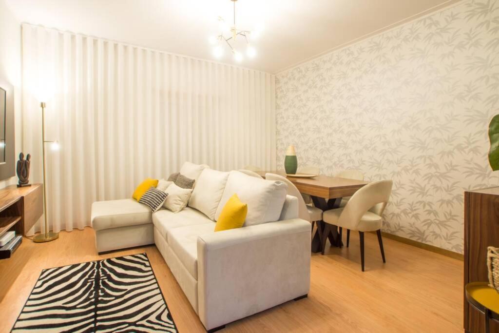 Modern In Center Apartment *